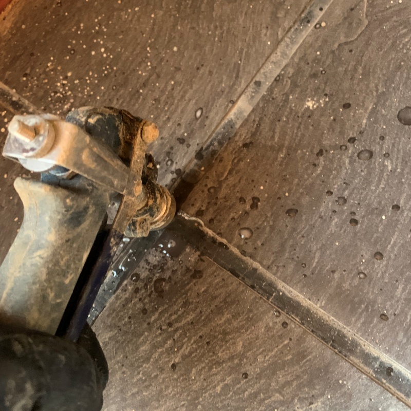 床にシロアリ駆除剤を注入