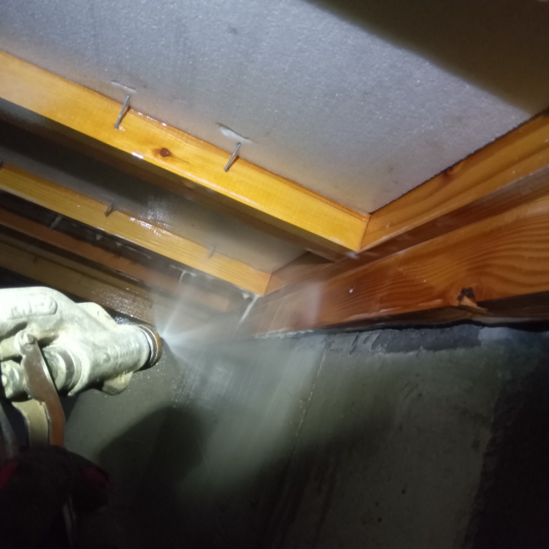 床下の木材にシロアリ駆除剤を散布