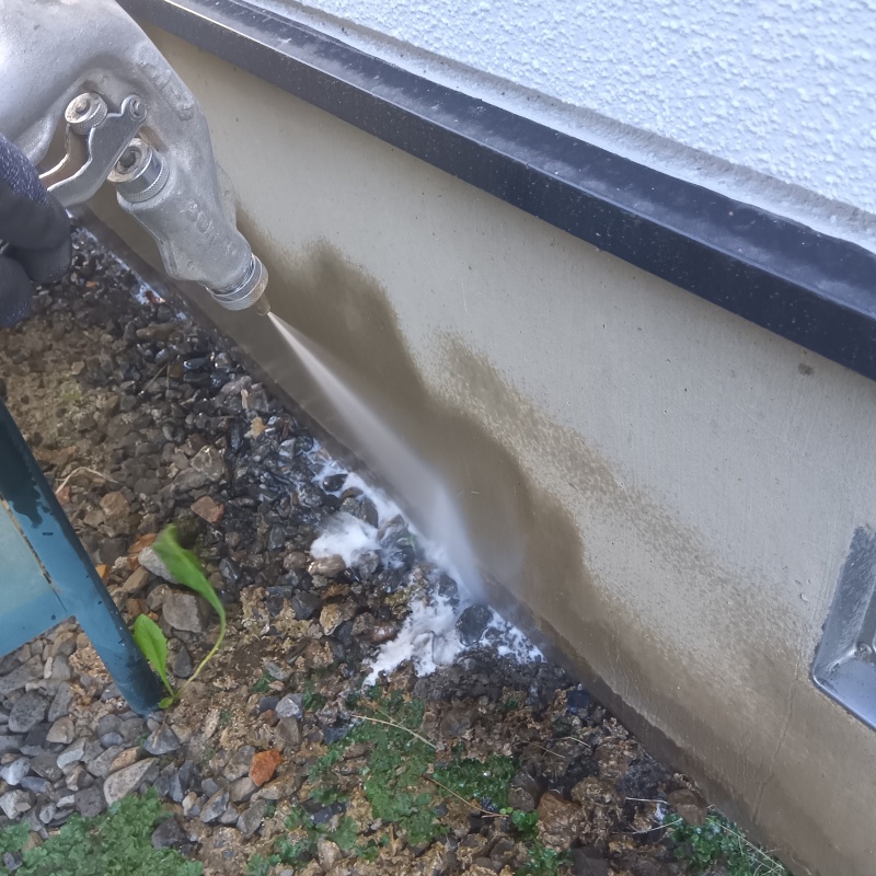 建物の外周にシロアリ駆除剤を散布