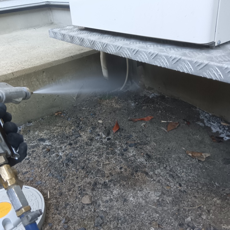 建物の外周にシロアリ駆除剤を散布