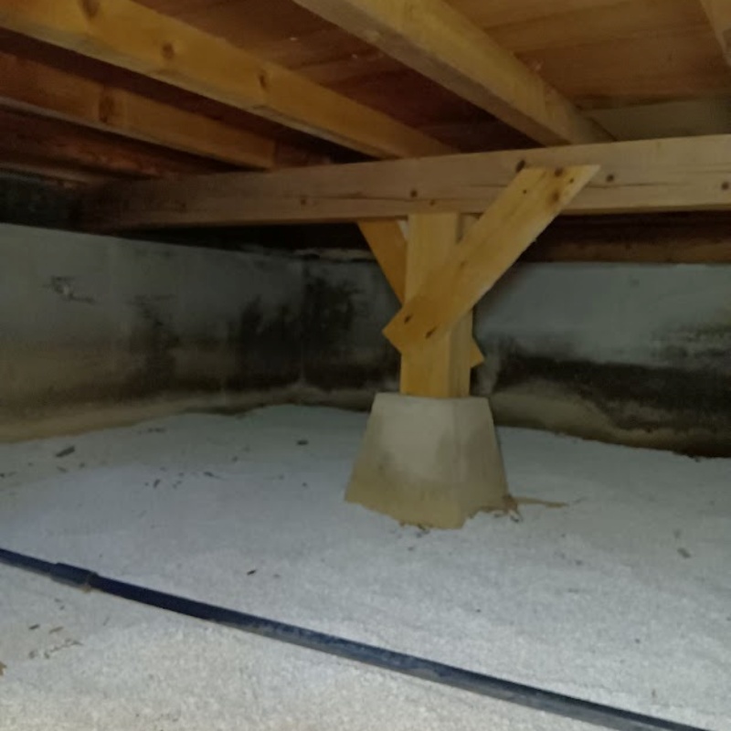 床に調湿剤を敷き詰めた様子