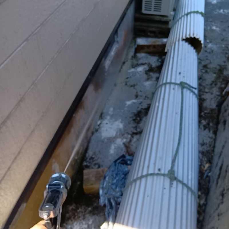 屋外の地面にシロアリ駆除剤を散布