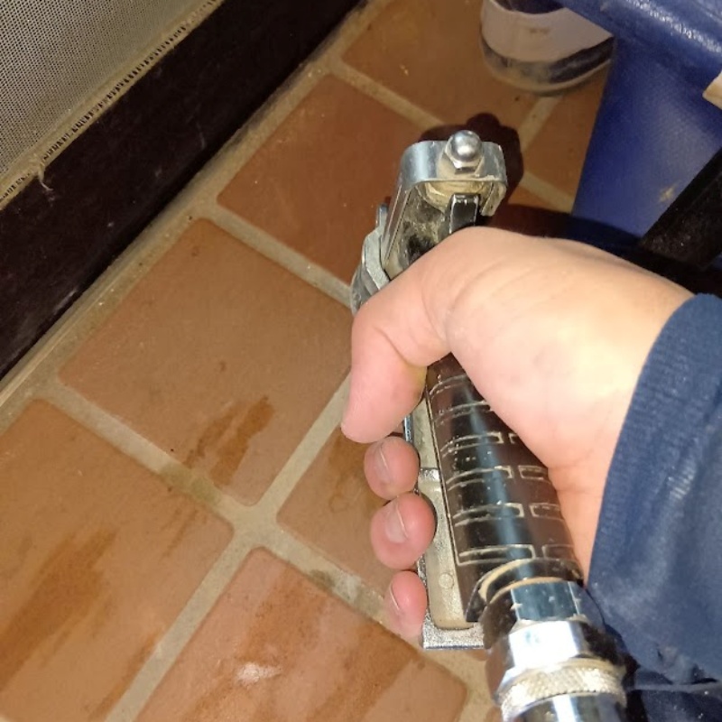 床にシロアリ駆除剤を注入