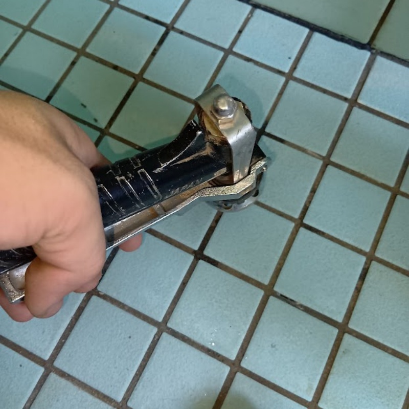 床にシロアリ駆除剤を注入