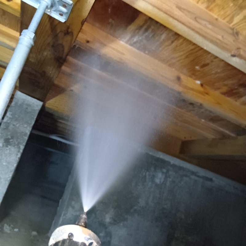 床下の木材にシロアリ駆除剤を散布