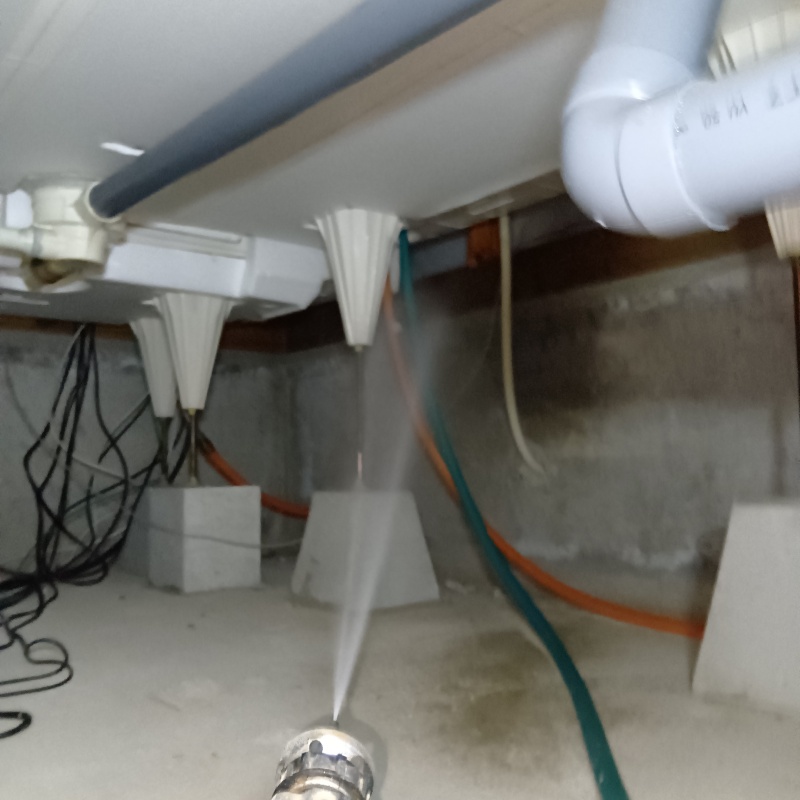 床下の木材にシロアリ駆除剤を散布