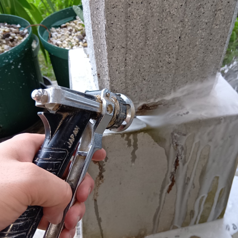 柱の根元にシロアリ駆除剤を散布