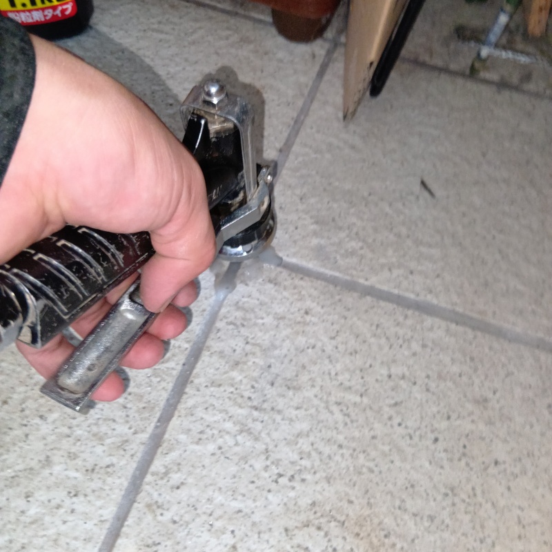 床にシロアリ駆除剤を注入