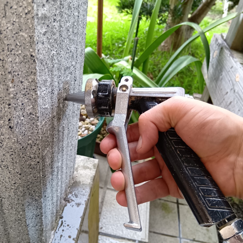 柱にシロアリ駆除剤を注入