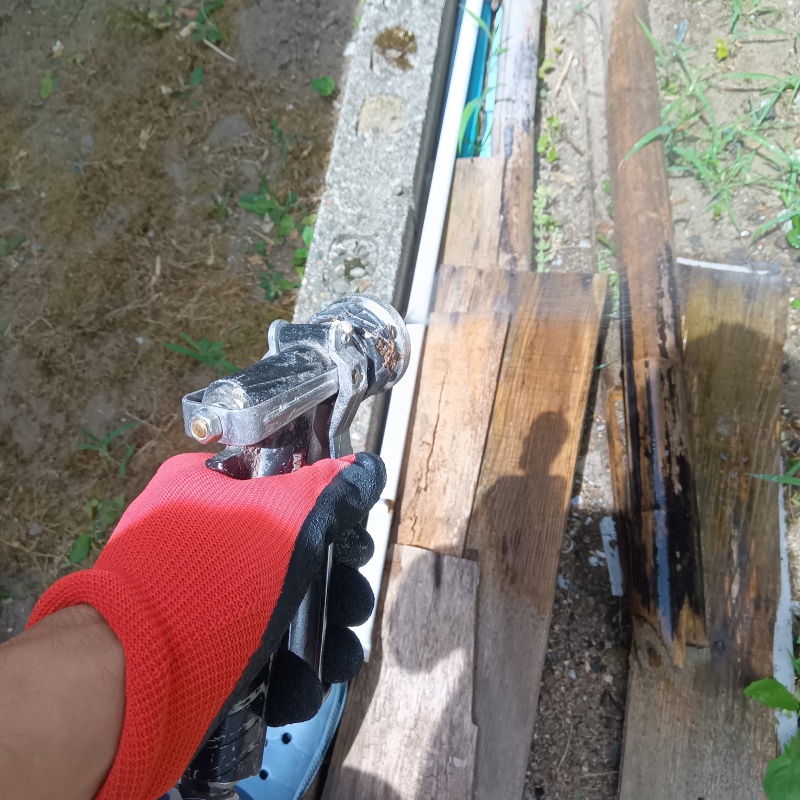 不要な木材にシロアリ駆除剤を散布