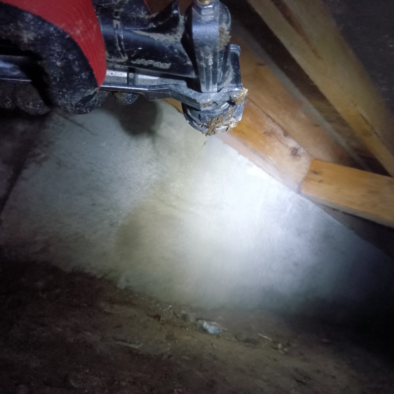 床下の地面にシロアリ駆除剤を散布