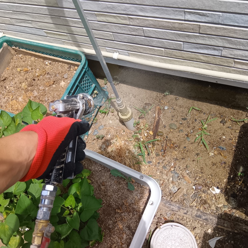 建物の外周にシロアリ駆除剤を散布