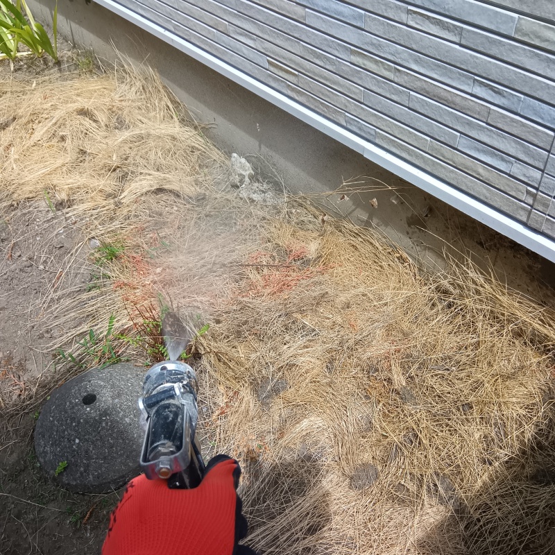 建物の外周にシロアリ駆除剤を散布