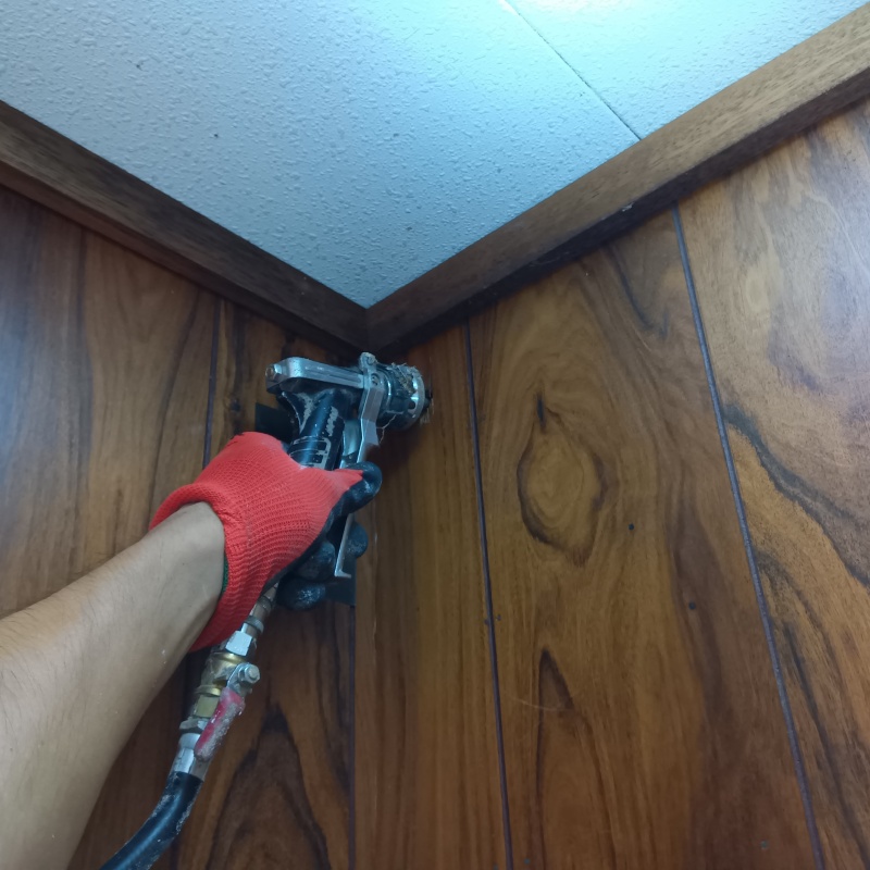 壁にシロアリ駆除剤を注入