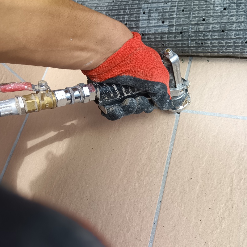 床にシロアリ駆除剤を注入