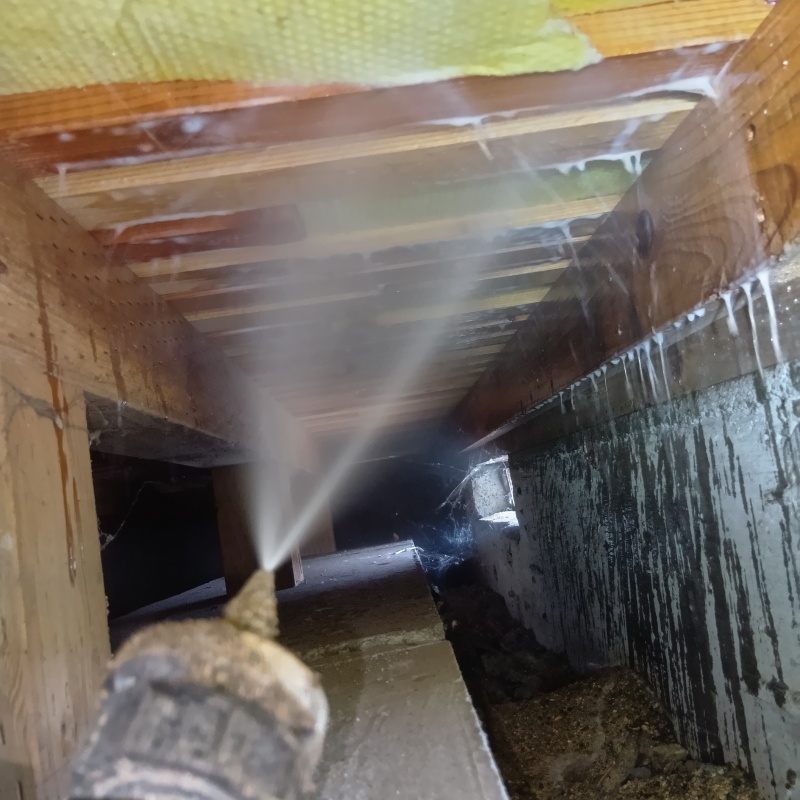 床下の木材にシロアリ駆除剤を散布