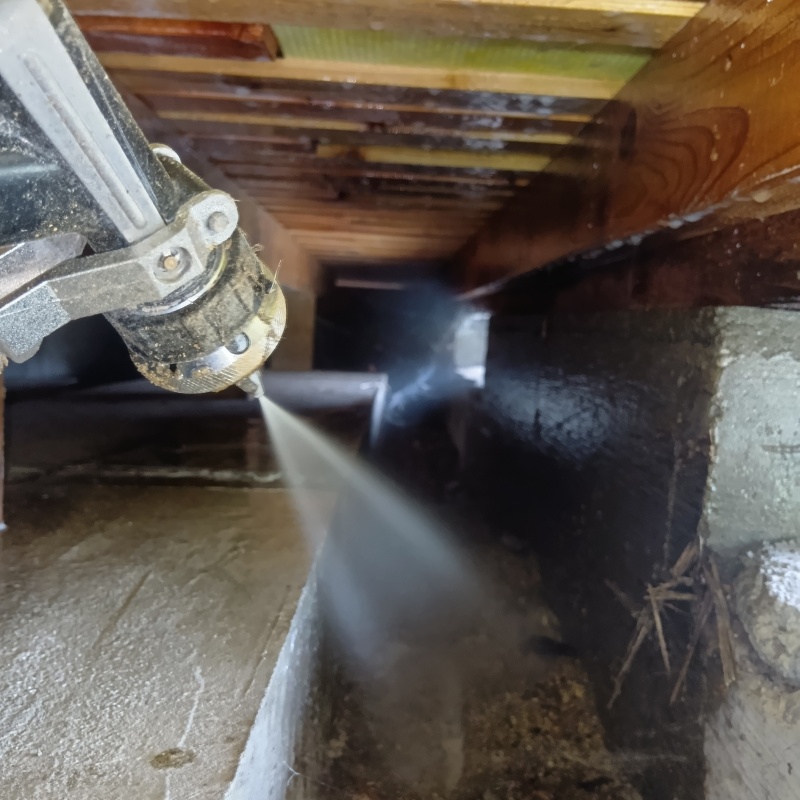 床下の地面にシロアリ駆除剤を散布