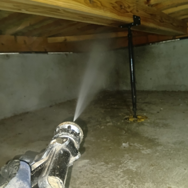 床下の木材にシロアリ駆除剤を散布