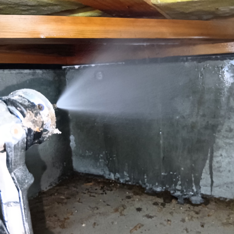 床下の木材にシロアリ駆除剤を散布