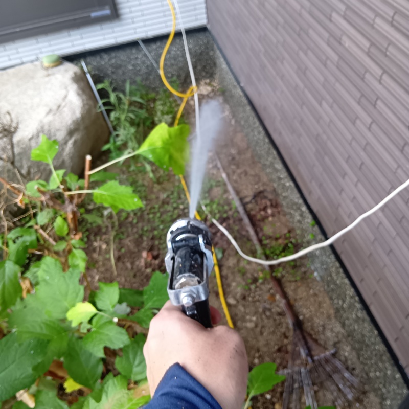 建物の外周にシロアリ駆除剤を散布