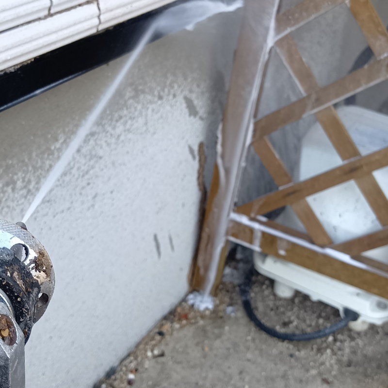 建物の外周にシロアリ駆除剤を散布