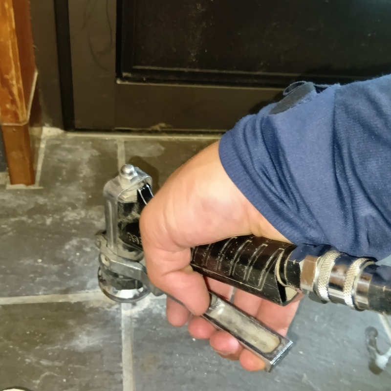 床にシロアリ駆除剤を注入