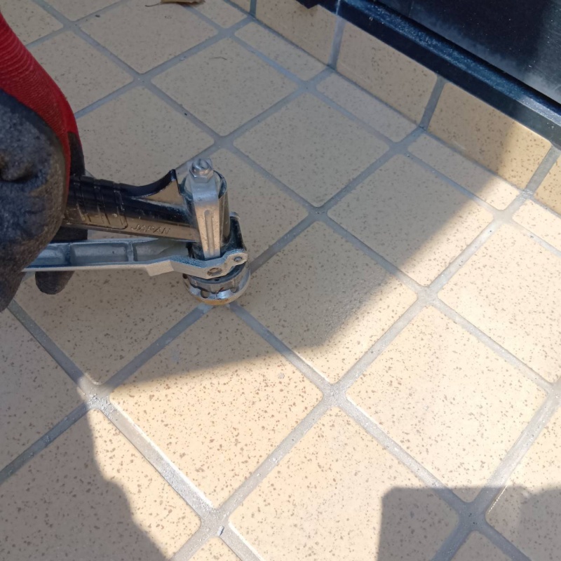 床にシロアリ駆除剤を注入