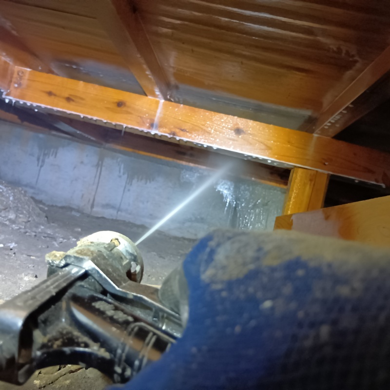 床下の木材にシロアリ駆除剤を散布