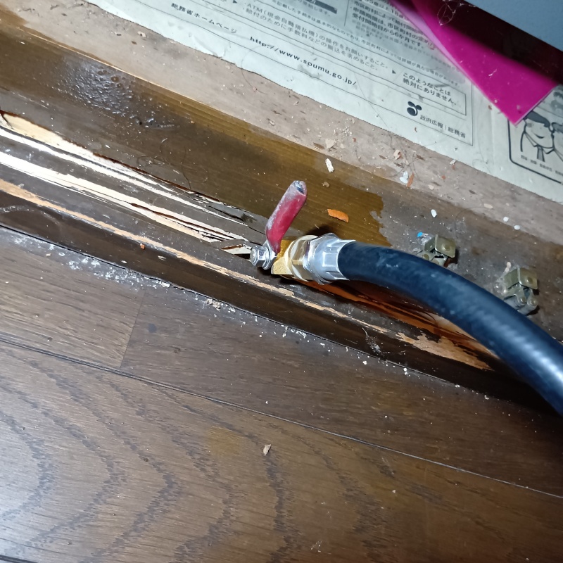 傷んだ木部にシロアリ駆除剤を注入