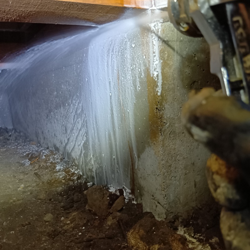 基礎部分にシロアリ駆除剤を散布