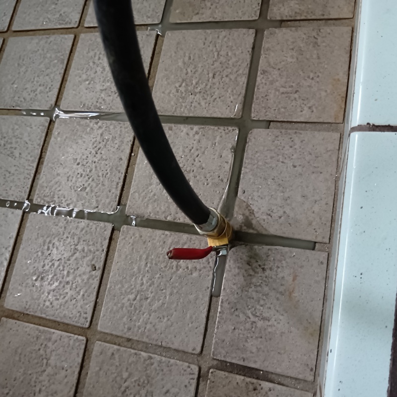 床にシロアリ駆除剤を注入