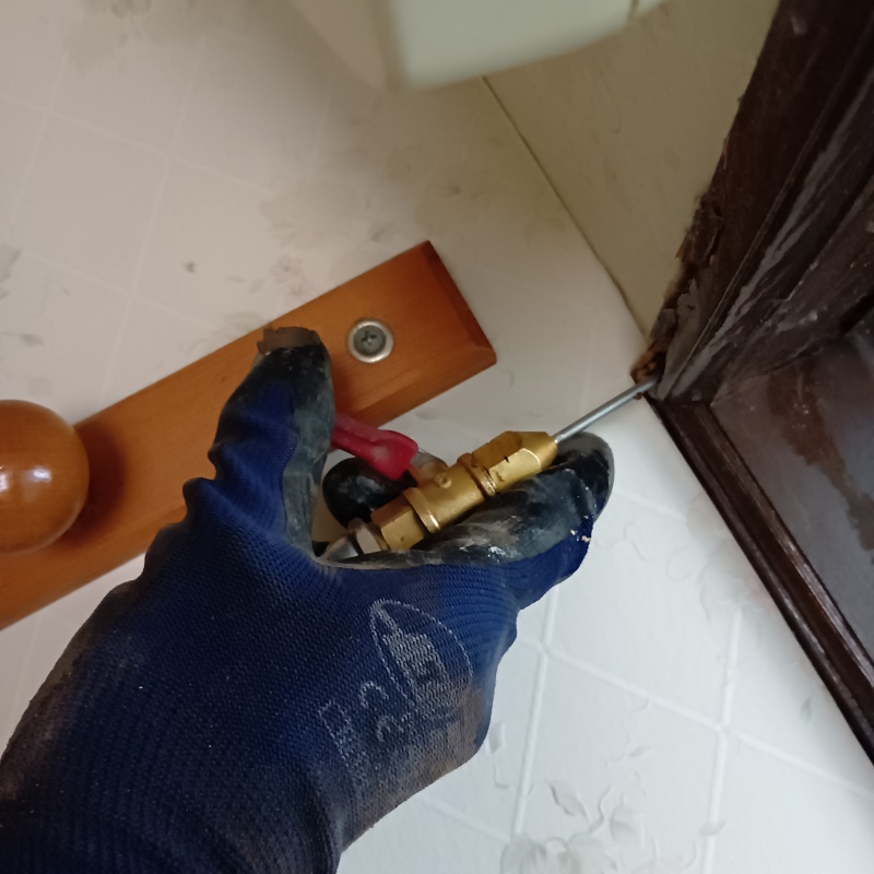 窓枠にシロアリ駆除剤を注入