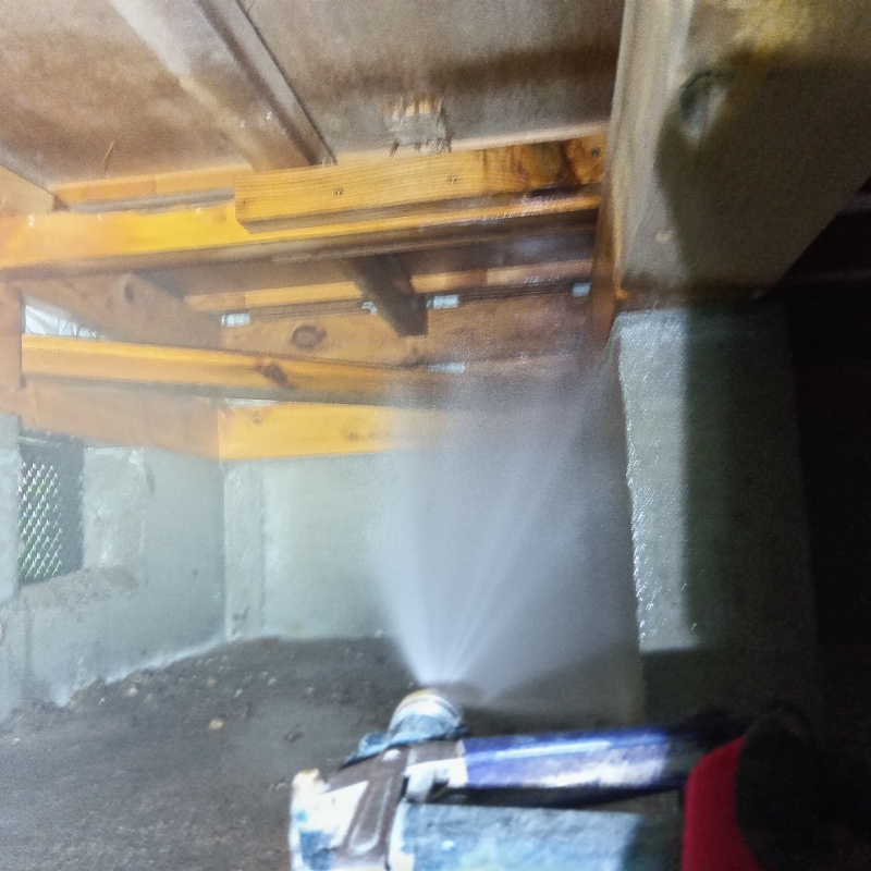 床下の木材にシロアリ駆除剤を散布