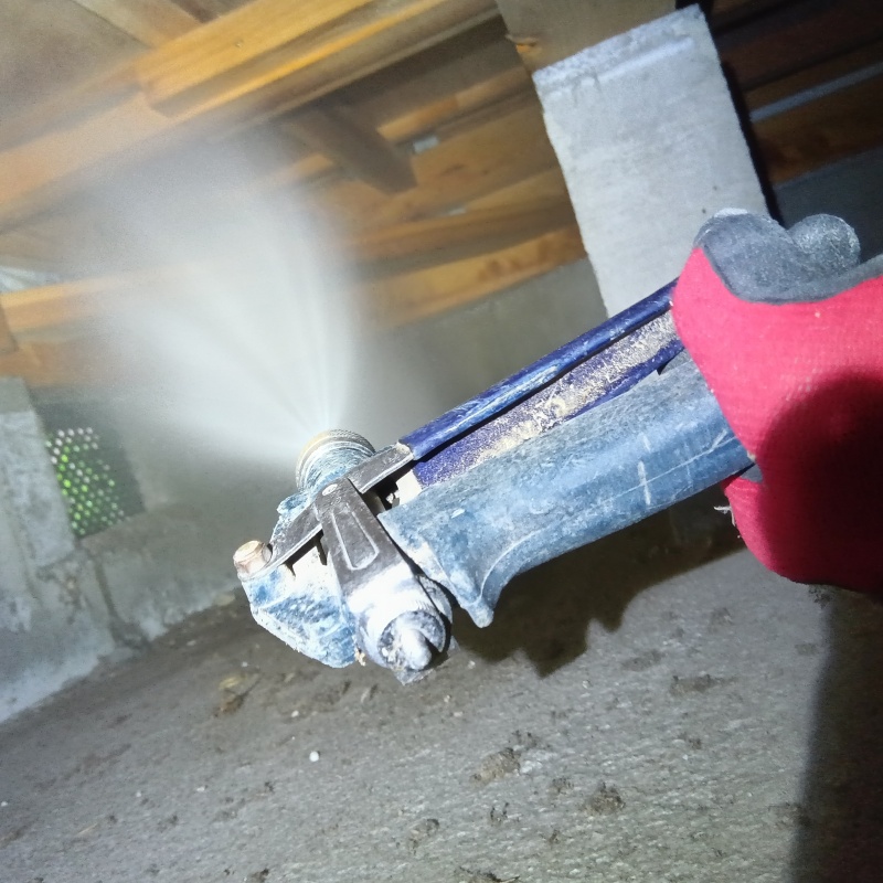 床下の木材にシロアリ駆除剤を散布