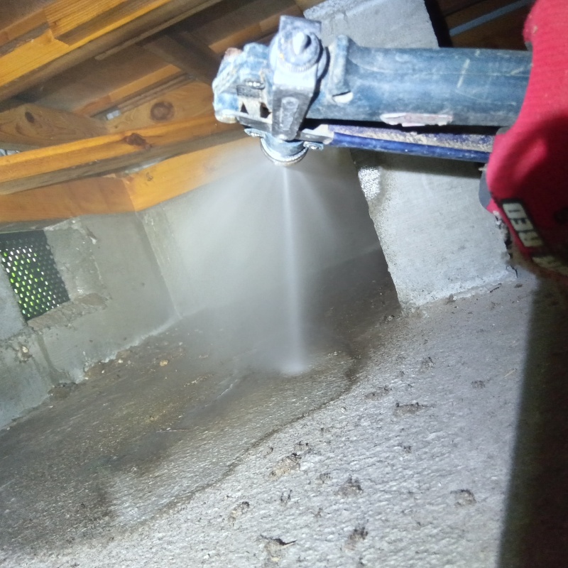 床下の地面にシロアリ駆除剤を散布