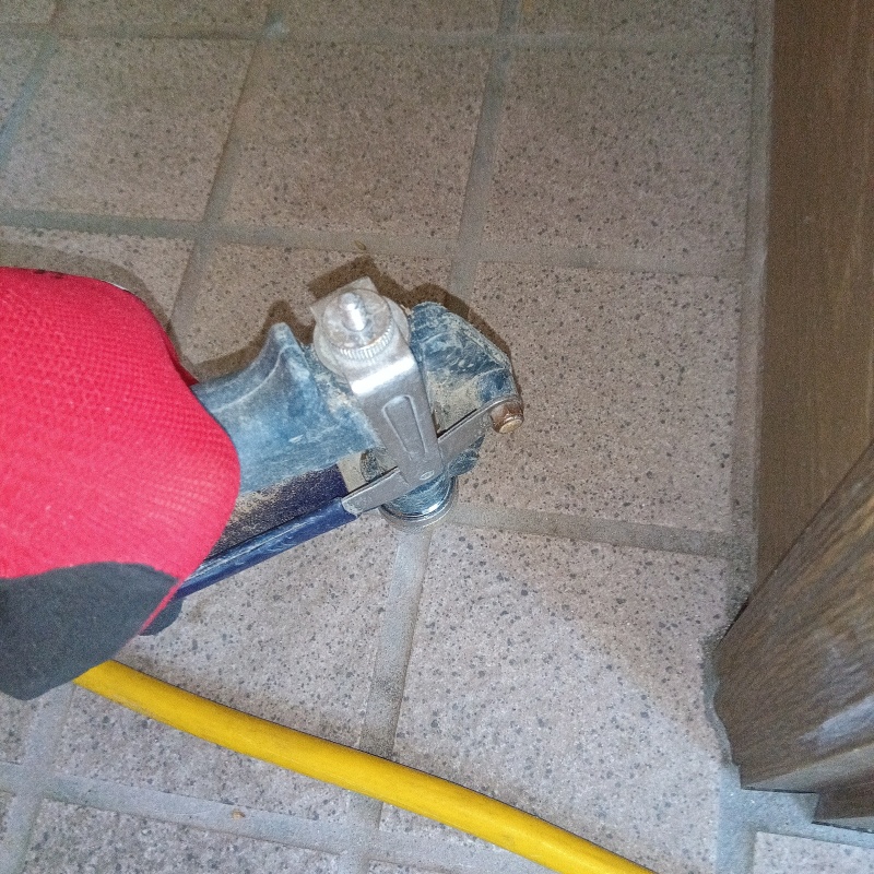 床にシロアリ駆除剤を注入