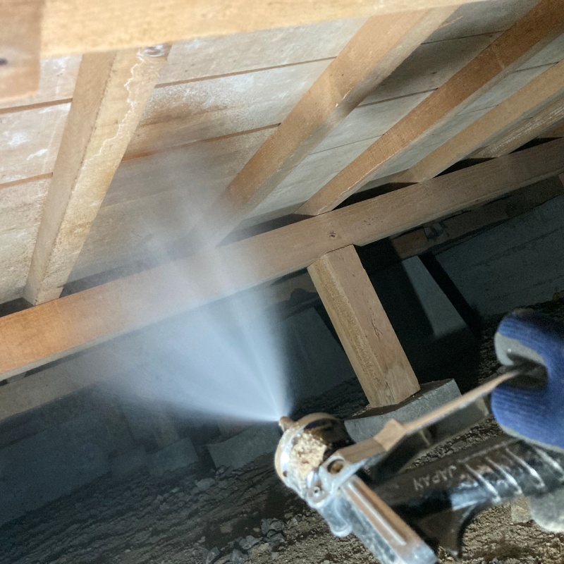 床下の木材にシロアリ駆除剤を散布