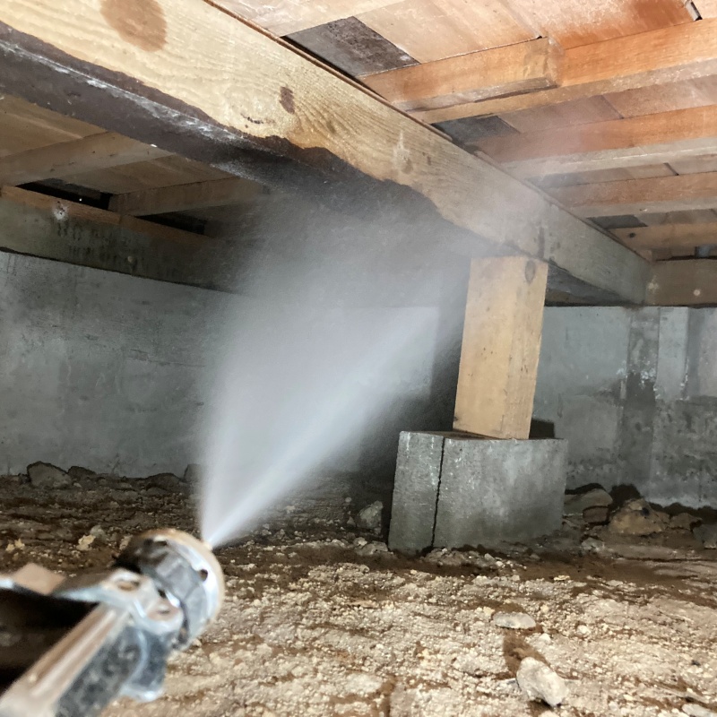 床下の木材にシロアリ駆除剤を散布