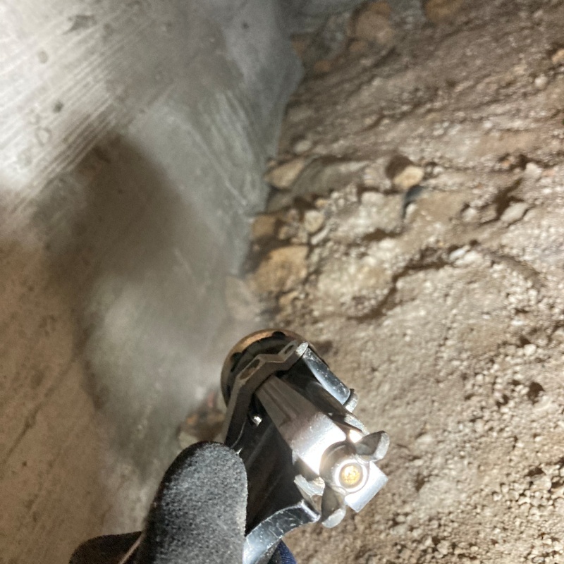 床下の地面にシロアリ駆除剤を散布