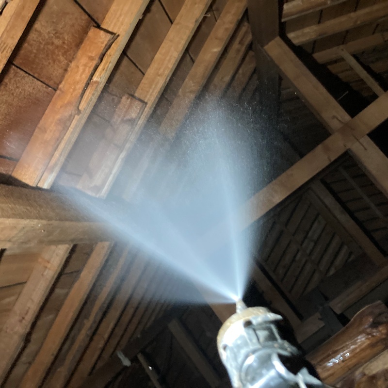 屋根裏にシロアリ駆除剤を散布