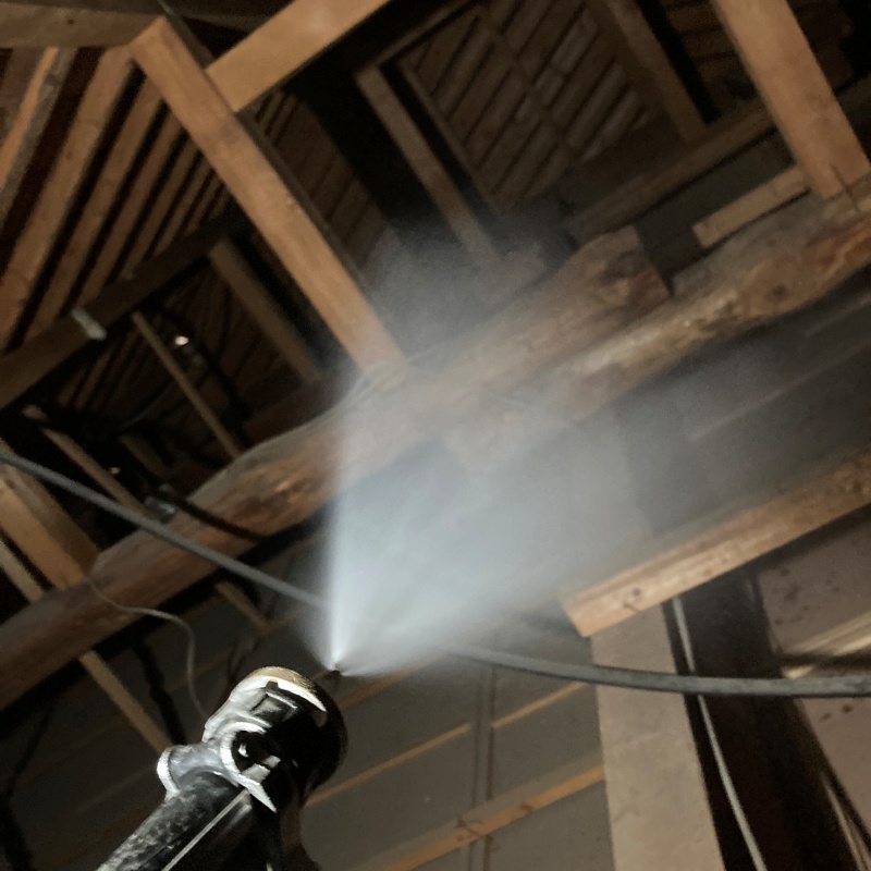 屋根裏にシロアリ駆除剤を散布