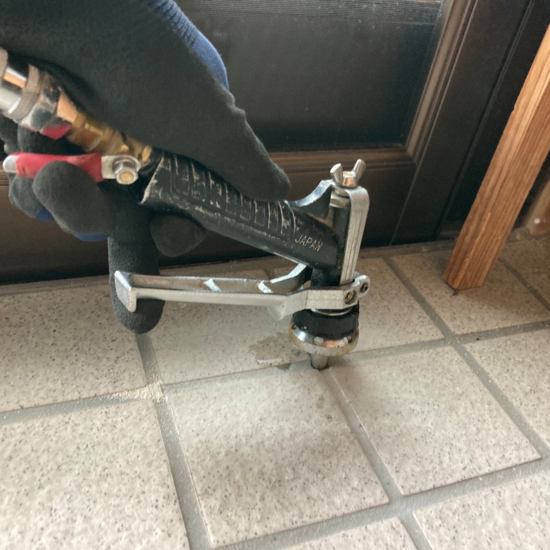 床にシロアリ駆除剤を注入