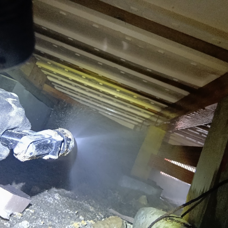 床下の木材にシロアリ駆除剤を散布