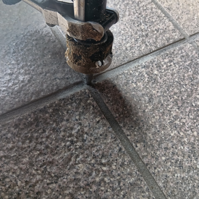 床にシロアリ駆除剤を注入