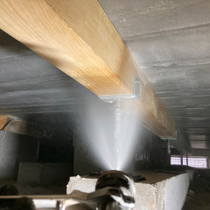 床下の木材にシロアリ駆除剤を散布