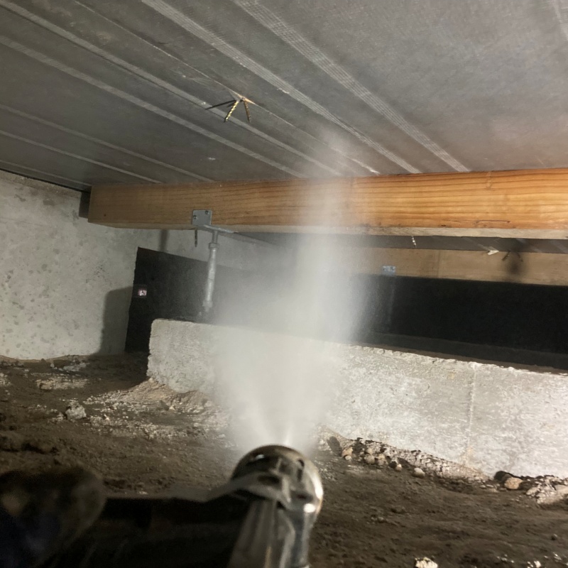 床下の木材にシロアリ駆除剤を散布