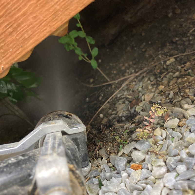 床下の地面にシロアリ駆除剤を散布