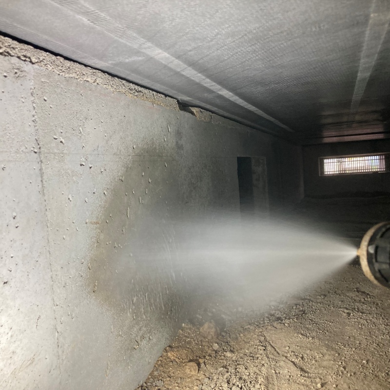 床下の基礎部分にシロアリ駆除剤を散布