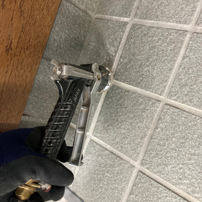 床にシロアリ駆除剤を注入