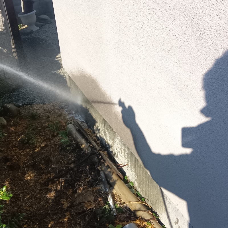 建物外周の土壌にシロアリ駆除剤を散布